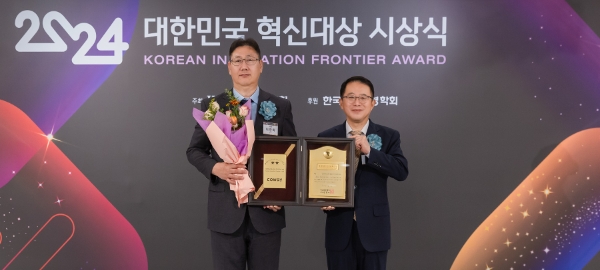 이현희 코웨이 비렉스개발실장(왼쪽)과 강명수 한국표준협회장