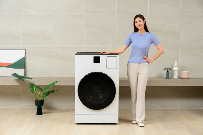 삼성전자는 1일 올인원 세탁건조기 ‘비스포크 AI 콤보’ 신제품을 출시했다고 밝혔다. 사진은 삼성전자 모델이 올인원 세탁건조기 '비스포크 AI 콤보' 신제품을 소개하고 있는 모습. (사진 = 삼성전자 제공)