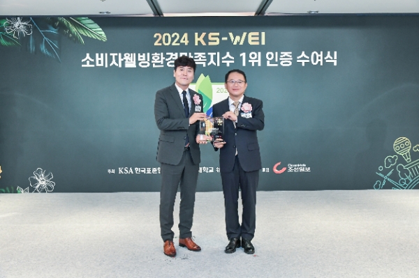 에몬스 정채권 이사(왼쪽)와 강명수 한국표준협회 회장