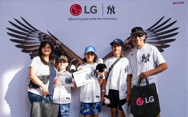 LG전자는 ‘LG와 함께하는 위기 동물 보호 캠페인’에 미국 프로야구단 ‘뉴욕 양키스’도 협력한다고 4일 밝혔다. 사진은 행사 현장에서 ‘상징적 입양’ 인증서와 흰머리수리 인형을 받은 뉴욕 양키스 팬들의 모습. (사진 = LG전자 제공)