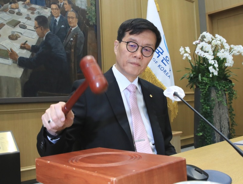 사진=이창용 한국은행 총재가 12일 오전 서울 중구 한국은행에서 열린 금융통화위원회 본회의에서 회의를 주재하고 있다.