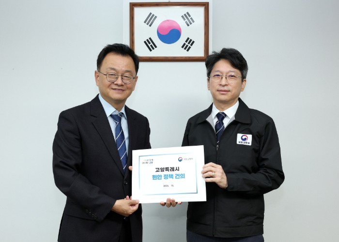민경선 고양특례시장이 21일 홍지선 국토교통부 장관에게 고양시 주요 현안 5건에 대한 정책 건의서를 전달하고 있다. (왼쪽부터 민경선 고양시장, 홍지선 국토부 장관)
