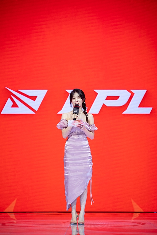 LPL host Hilda, "I should get rid of fear to speak Korean and Chinese"