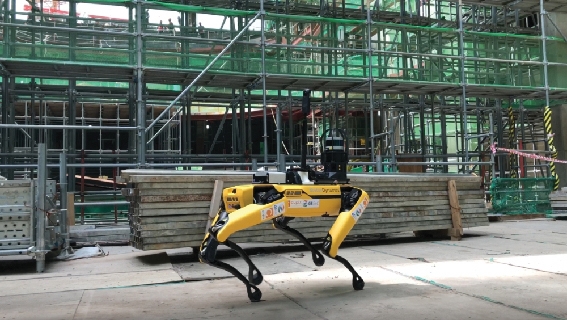 ▲ GS건설이 큐픽스와 협력해 국내최초로 건설현장에 도입한 4족 보행 로봇 스팟(SPOT). 사진 = GS건설 