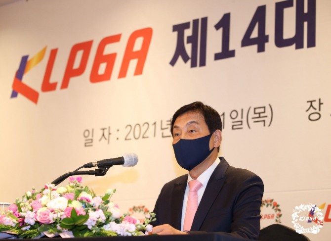 김정태 하나금융그룹 회장이 KLPGA 제 14대 신임 회장 취임식에서 취임 소감을 밝히고 있다.(사진=KLPGA)