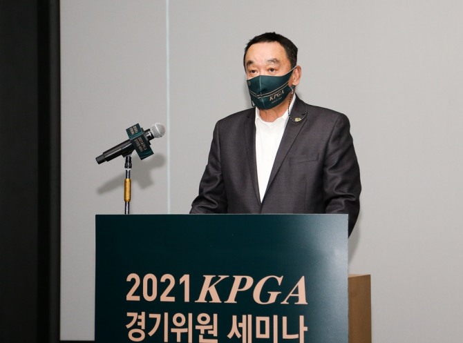 15일 열린 2021 KPGA 경기위원 세미나에서 구자철 회장이 인사말을 하고 있다.(사진=KPGA)