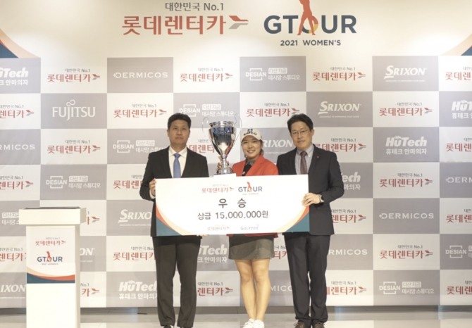 지난 20일(토) 대전 골프존 조이마루 전용 경기장에서 열린 ‘2021 롯데렌터카 GTOUR 여자대회 1차' 결선 시상식에서 (왼쪽부터) 골프존 박강수 대표, 우승자 박단유, 롯데렌터카 최근영 상무가 기념 촬영을 하고 있다.