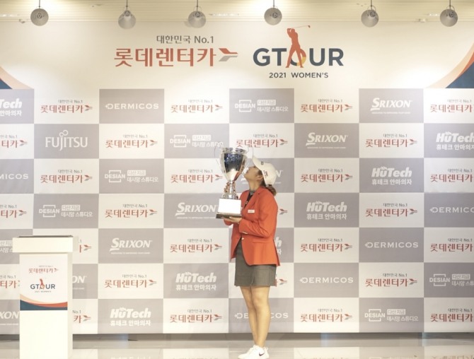 지난 20일(토) 대전 골프존 조이마루 전용 경기장에서 열린 ‘2021 롯데렌터카 GTOUR 여자대회 1차' 결선 시상식에서 우승자 박단유가 우승 트로피에 입을 맞추고 있다.