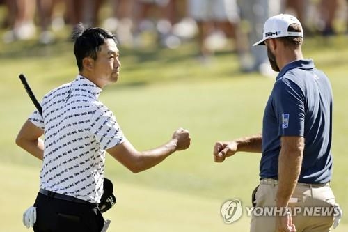 컨시드 논란을 훈훈하게 봉합한 케빈 나(왼쪽)와 더스틴 존슨. <br /> [AFP/게티이미지=연합뉴스]<br />