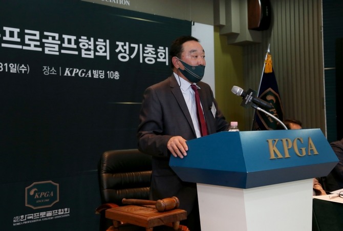 31일 진행된 2021년 KPGA 정기총회에서 구자철 회장이 연설하고 있는 모습(사진=KPGA)