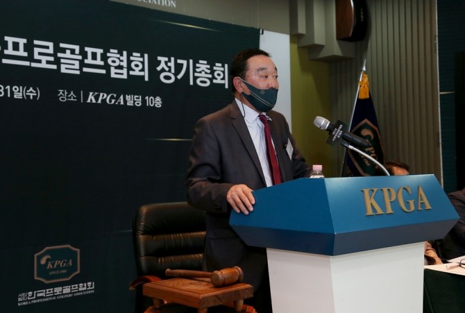 31일 진행된 2021년 KPGA 정기총회에서 구자철 회장이 연설하고 있는 모습(사진=KPGA)