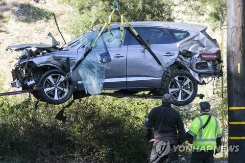 월 23일(현지시간) 미 로스앤젤레스의 교외 랜초 팰로스버디스에서 타이거 우즈가 몰다 전복사고가 난 제네시스 GV80 차량을 크레인이 들어올리고 있다. [AP=연합뉴스 자료사진]