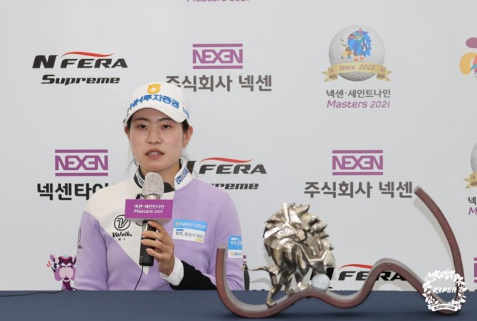 박민지가 25일 경남 김해 가야CC에서 열린 한국여자프로골프(KLPGA) 투어 '넥센-세인트나인 마스터즈 2021' 최종라운드에서 우승한 뒤 인터뷰하고 있다. <br />  [KLPGA 제공]