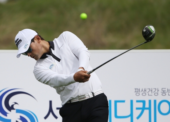 박찬호가 28일 전북 군산CC에서 열린 한국프로골프(KPGA) 군산CC 오픈 연습 라운드 6번 홀에서 드라이버 티샷하고 있다. [KPGA 제공]