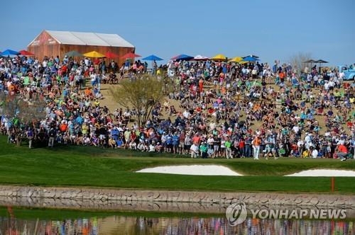 코로나19 사태 이전에 PGA투어 대회에 몰린 구름 관중. <br /> [AFP/게티이미지=연합뉴스]<br />