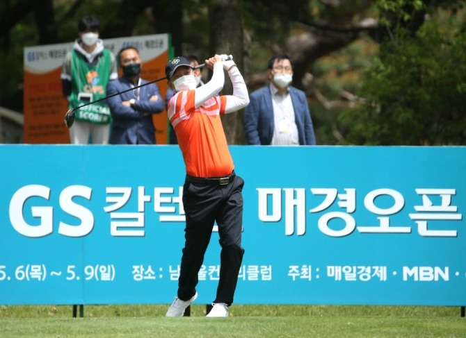 김종덕이 7일 GS칼텍스 매경오픈 2라운드 1번홀에서  드라이버샷을 하고 있다.  [GS칼텍스 매경오픈 조직위 제공]