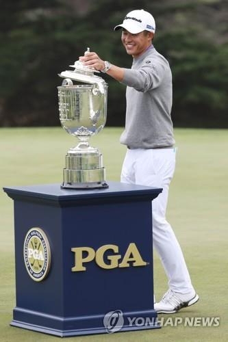 작년 PGA챔피언십 우승자 콜린 모리카와와 우승 트로피. <br /> [AFP/게티이미지=연합뉴스]<br />