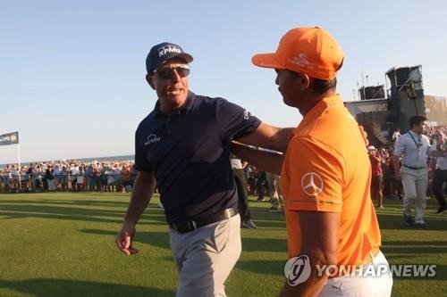 미컬슨(왼쪽)과 파울러. [AFP/게티이미지=연합뉴스]