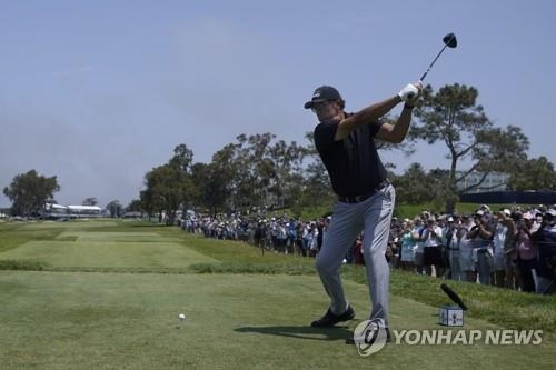 미컬슨의 티샷 모습을 보려고 모인 관중 [AFP/게티이미지=연합뉴스]