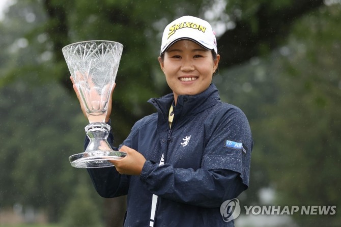 마라톤 클래식 우승컵 든 하타오카 나사 [게티이미지/AFP=연합뉴스]