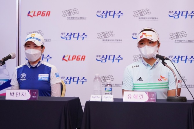 기자회견하는 박민지(왼쪽)과 유해란 [KLPGA 제공]