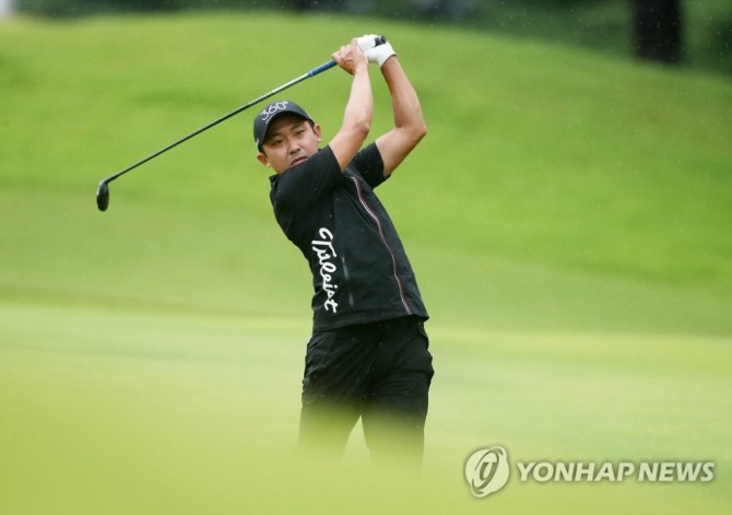 14일 경남 양산 에이원CC에서 열린 '제64회 KPGA 선수권대회 with A-ONE CC 3라운드' 9번 홀에서 박준원이 페어웨이 우드샷을 하고 있다. <br /> [KPGA 제공]