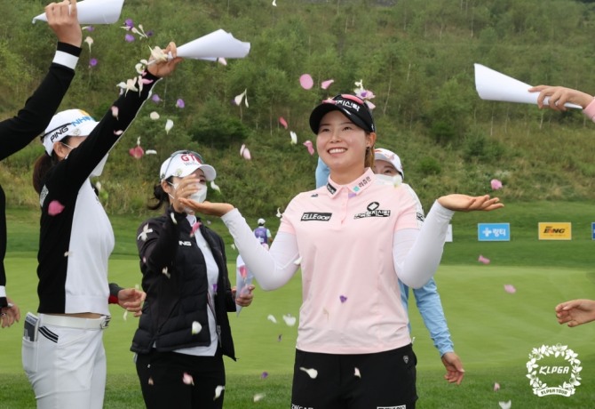 우승 축하 꽃잎 세례를 받는 임희정.<br /> [KLPGA 제공]