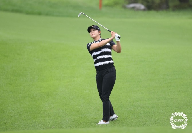 KLPGA 투어 베터랑 김지현이 27일 제이드 팰리스 골프클럽(파72)에서 열린 한화 클래식 2라운드 12번홀에서 아이언샷을 하고 있다. [KLPGA 제공]