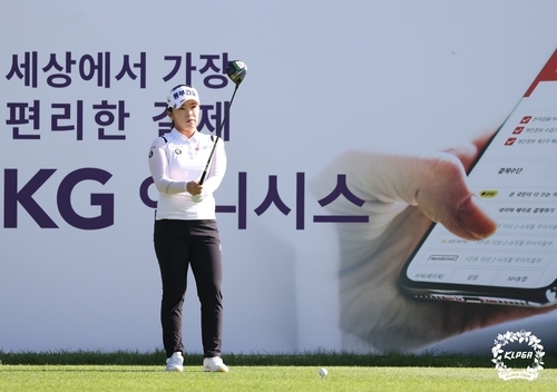 티샷 전 목표를 겨냥하는 김수지 [KLPGA 제공]