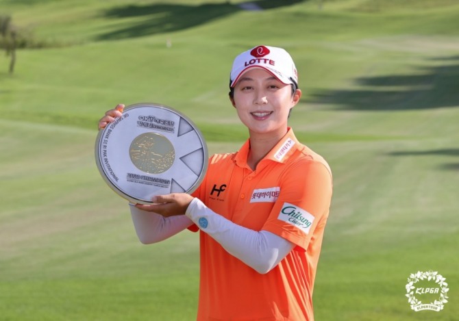 OK저축은행 박세리 인비테이셔널 우승 트로피 든 김효주<br /> [KLPGA 제공]