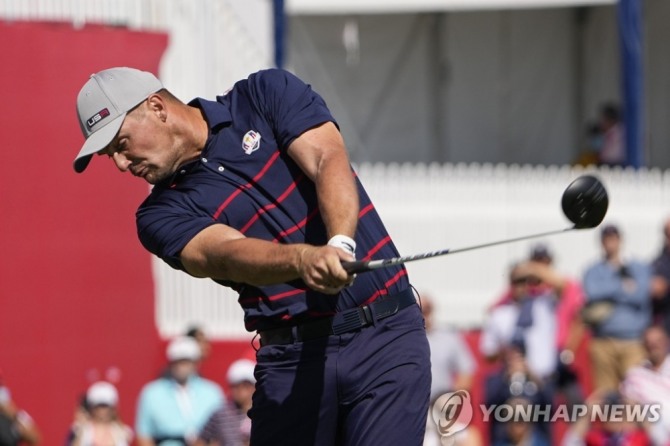 디섐보의 포볼 매치 2번홀 티샷 모습 [AP=연합뉴스]