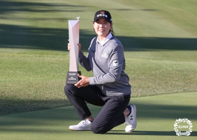 이정민이 17일 전북 익산CC에서 열린 '동부건설-한국토지신탁 챔피언십' 최종라운드에서 우승 트로피를 들고 기념 촬영하고 있다. <br /> [KLPGA 제공]