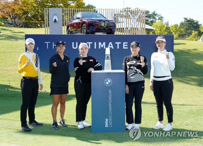 국내에서 개최되는 유일한 미국여자프로골프(LPGA) 투어 정규대회인 'BMW 레이디스 챔피언십' 대회를 앞두고 19일 LPGA 인터내셔널 부산에서 공식 포토콜 행사가 열렸다. 사진은 기념 촬영하는 박성현(왼쪽부터), 대니엘강, 장하나, 고진영, 해나 그린. <br /> [BMW 코리아 제공]