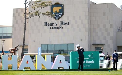 베어즈베스트 청라 골프클럽 로고 앞에서 티샷하는 이태훈.<br /> [KPGA 제공]