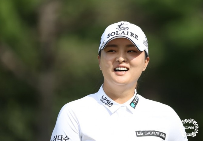 24일 부산 기장군 LPGA 인터내셔널 부산에서 열린 미국 여자프로골프(LPGA) 투어 BMW 레이디스 챔피언십 최종 라운드 5번 홀에서 고진영이 버디로 홀아웃하고 있다. <br /> [KLPGA 제공]