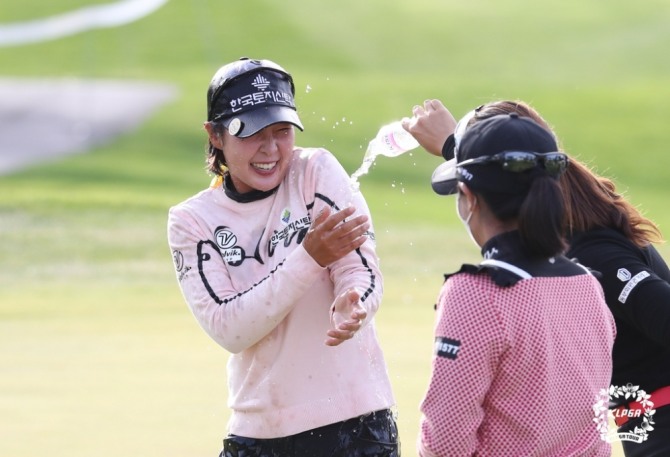 우승 축하 물세례를 받으며 기뻐하는 박지영.<br /> [KLPGA 제공]