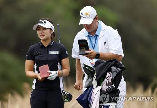 캐디와 코스 공략을 의논하는 이정은.<br /> [AFP/게티이미지=연합뉴스]