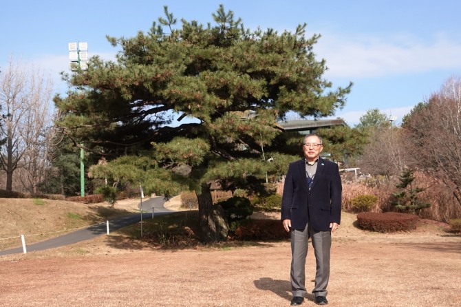 수령 1백년 이상이 된 소나무가 있는 5번홀 앞에서 이관식 올림픽CC 회장이 환한 표정을 짓고 있다. [정지원 기자]