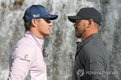 경기 전 서로를 응시하며 전의를 다지는 디섐보(왼쪽)와 켑카.<br /> [AFP/게티이미지=연합뉴스]