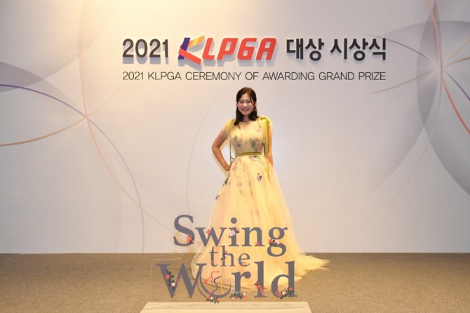 30일 오후 서울 강남구 그랜드 인터컨티넨탈 서울 파르나스에서 열린 2021 KLPGA 대상 시상식에서 대상과 상금왕, 다승왕을 휩쓴 박민지가 포토존에서 포즈를 취하고 있다. [KLPGA 제공]