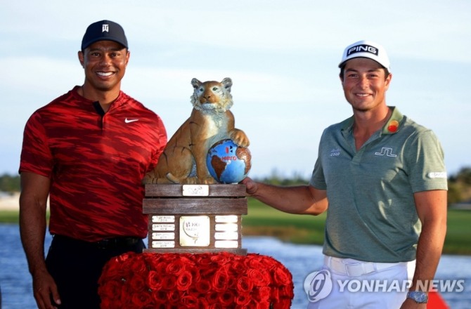 주최자 타이거 우즈와 우승자 빅토르 호블란<br /> [게티이미지/AFP=연합뉴스]<br /> <br />