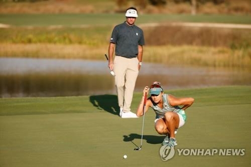 톰슨의 퍼트를 지켜보는 왓슨.<br /> [AFP/게티이미지=연합뉴스]