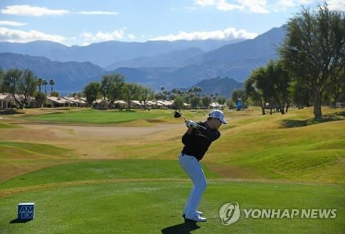 지난 1월 아메리칸 익스프레스에서 티샷하는 김시우.<br /> [AFP/게티이미지=연합뉴스]