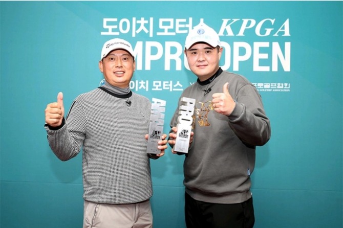 도이치모터스·KPGA 암 프로오픈에서 우승한 한민규(왼쪽)과 전민규<br /> [KPGA 제공]<br /> <br />