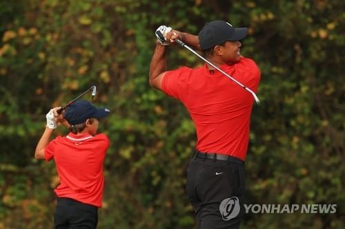 작년 PNC 챔피언십 때 아들 찰리와 연습하는 타이거 우즈.<br /> [AFP/게티이미지=연합뉴스]