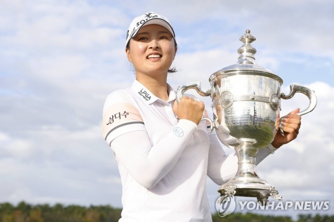 LPGA 투어 올해의 선수상 트로피 든 고진영<br /> [게티이미지/AFP=연합뉴스]