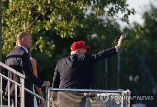 2017년 US여자오픈이 열린 트럼프 내셔널 골프클럽을 찾은 트럼프 전 대통령.<br /> [AFP/게티이미지=연합뉴스]