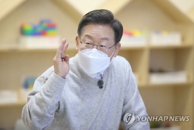 더불어민주당 이재명 대선 후보가 7일 오후 서울 동작구 맘스하트카페에서 열린 '아이 키우기 좋은 사회' 국민반상회에서 참석자들과 대화를 나누고 있다. [국회사진기자단]