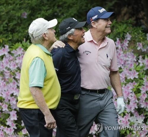 니클라우스(왼쪽부터), 플레이어와 함께 오거스타 내셔널 골프클럽을 걷는 왓슨.<br /> [AP=연합뉴스]