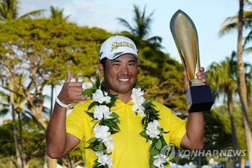 우승 트로피를 들고 기뻐하는 마쓰야마.[AP=연합뉴스]